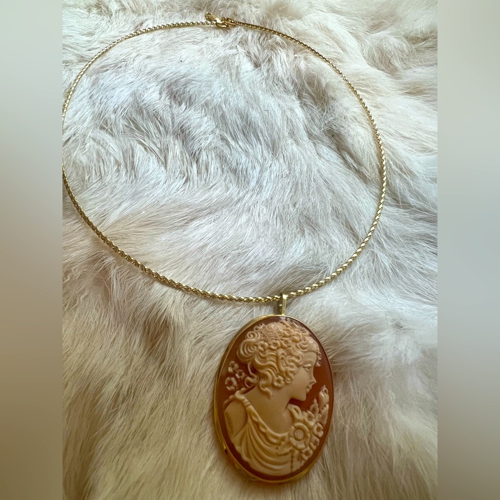 750 Yellow Gold Italian Handmade Pendant or Pin